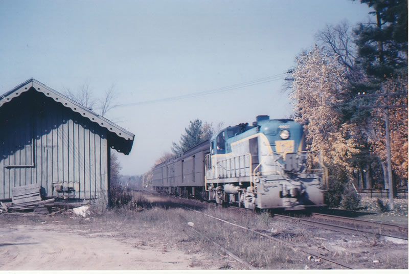 Train on tracks at Slingerlands train depot